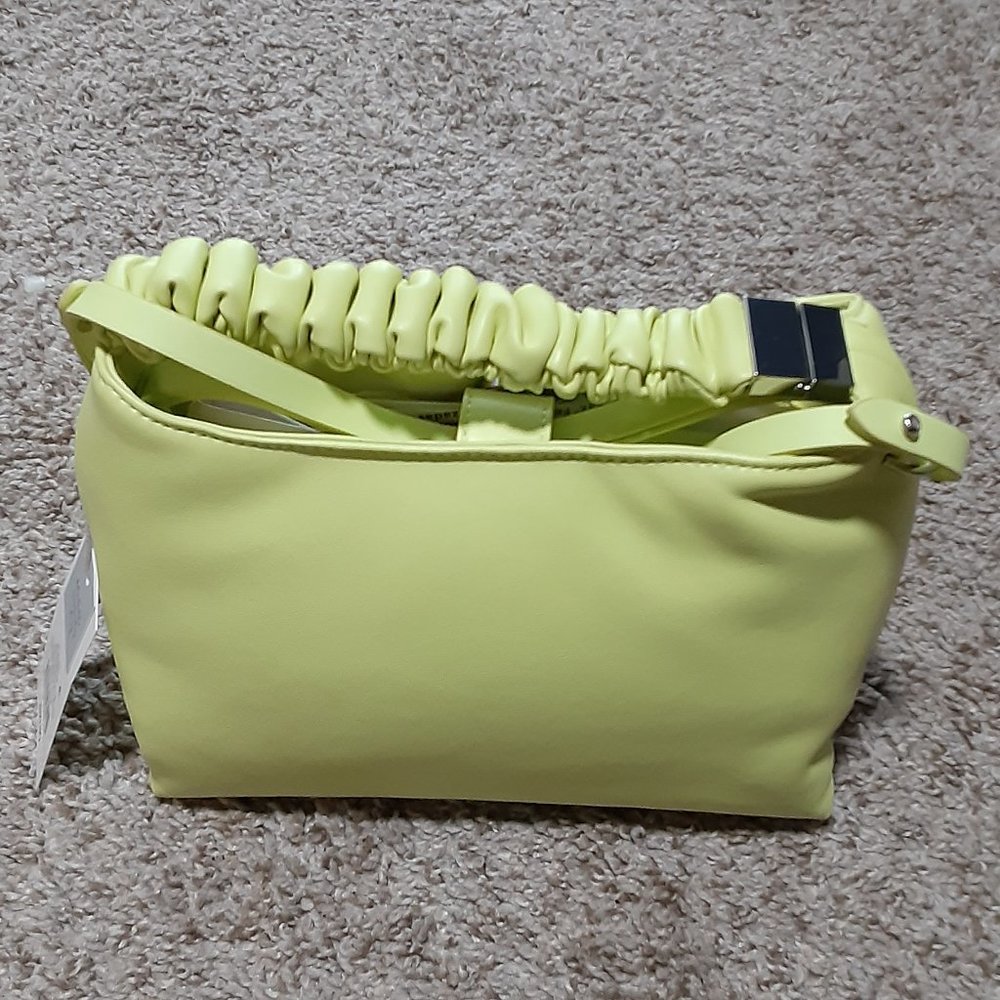 Women's Hand/Shoulder-Crossbody strap purse a new day. NWT $30.00.